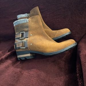 Sorel heeled booties size 9.5